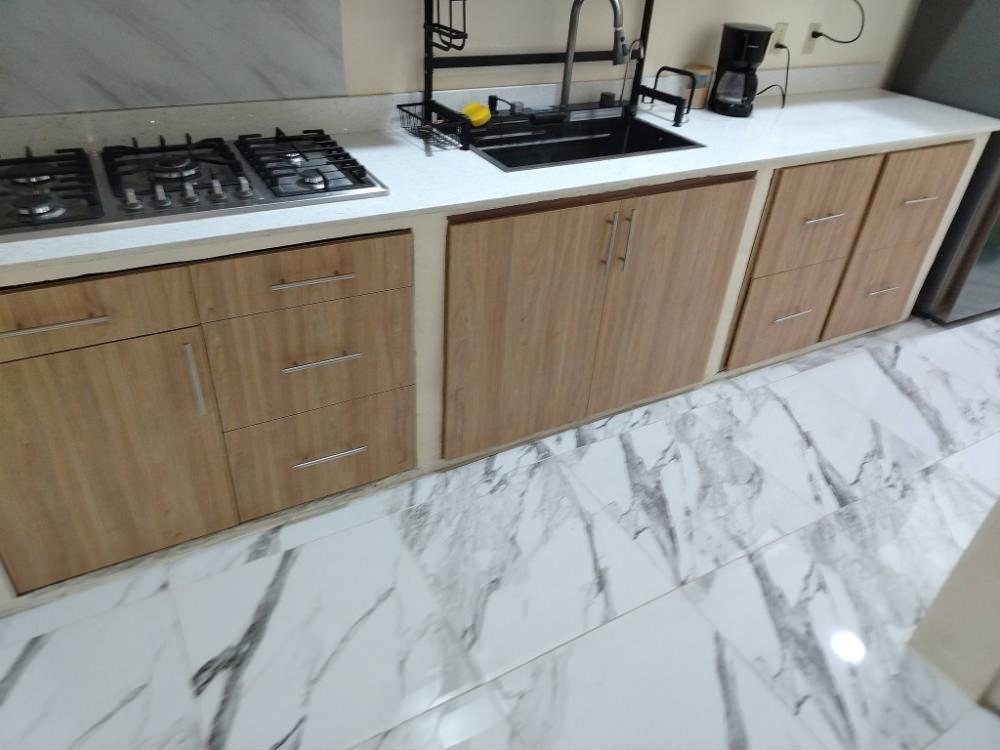 Muebles de cocina de melamina color roble con cubierta de cuarzo