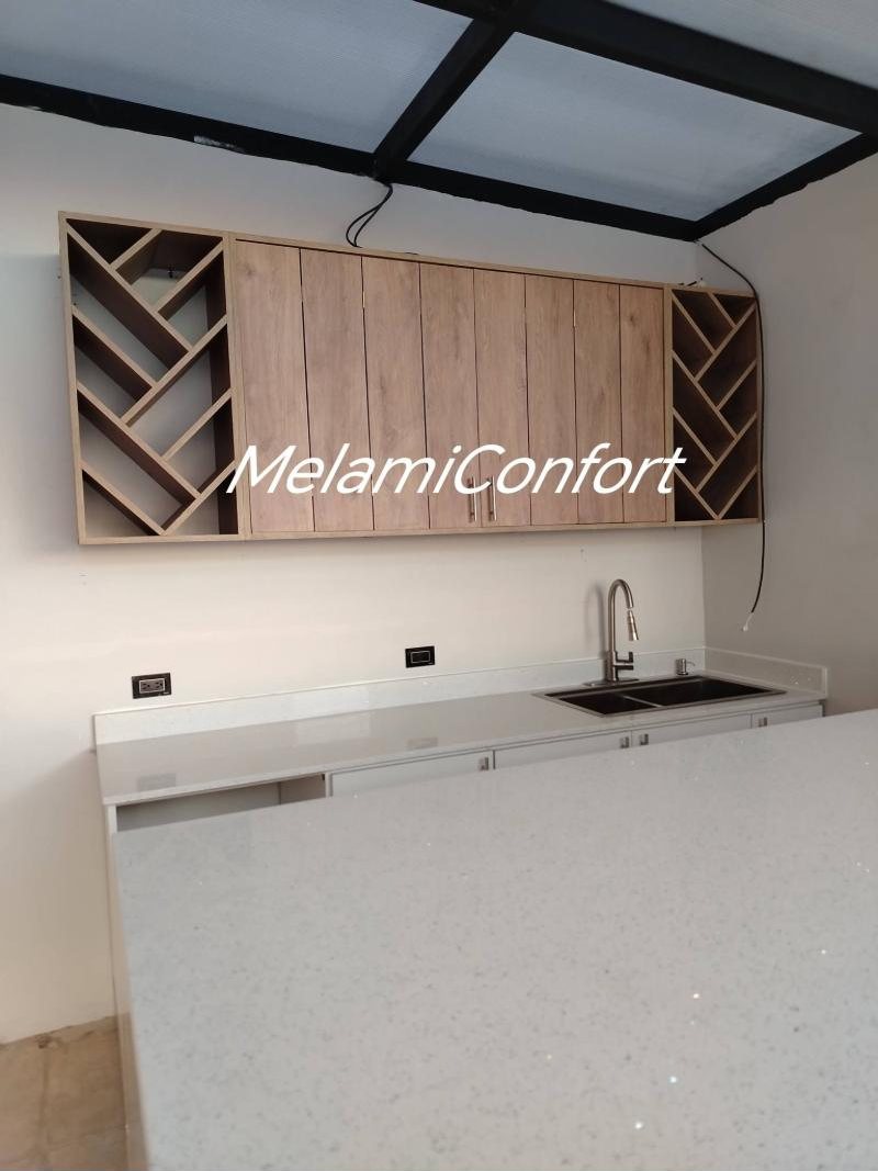 Mueble aéreo de melamina con vinera en Nicaragua